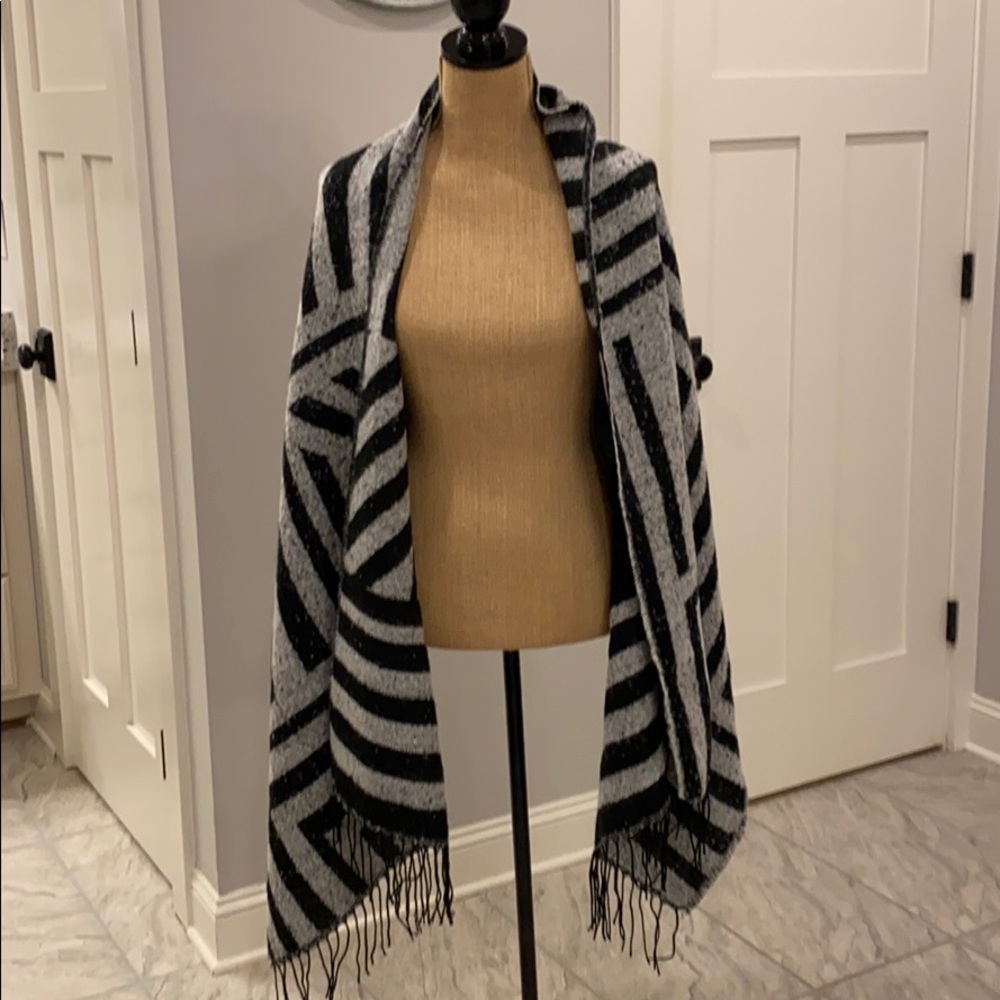 Nice grey and black scarf. New!